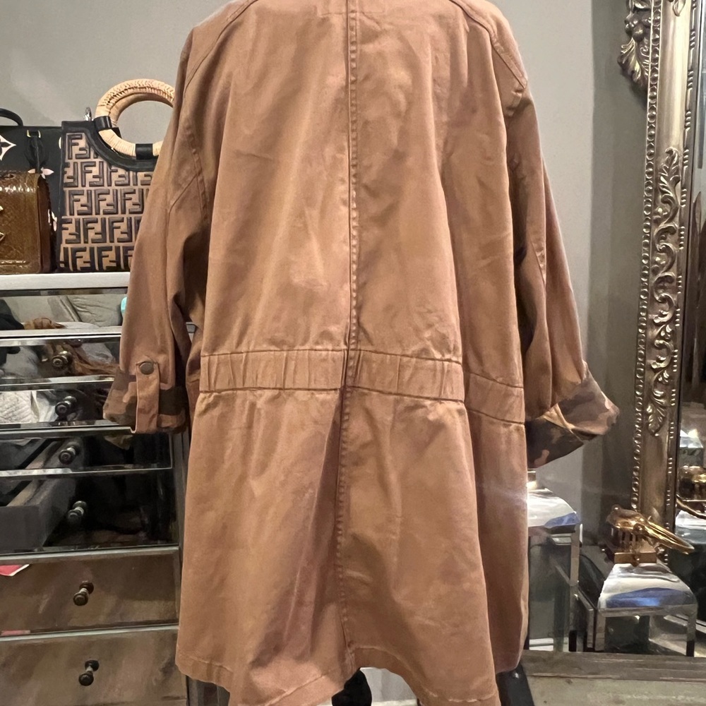 This jacket is made like a shacket the inside has camouflage design sleeves roll - Picture 9 of 16